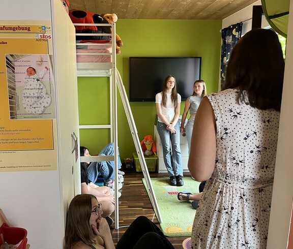 Schüler*innen hören den Erklärung der Vortragenden zu