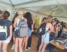 Schüler*innen informieren sich am FairStyria-Tag