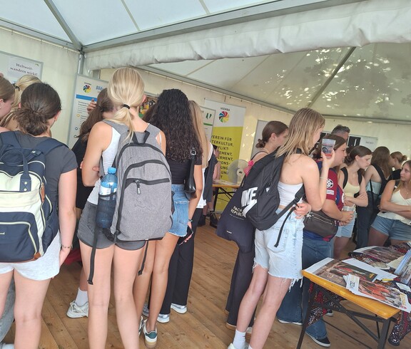 Schüler*innen informieren sich am FairStyria-Tag