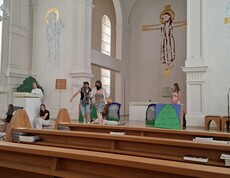 Unsere Schüler*innen gestalteten den Schlussgottesdienst. Sie haben Bäume aus Pappe, Eselkostüme sowie das Dach eines Hauses gebastelt.