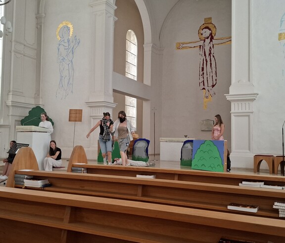 Unsere Schüler*innen gestalteten den Schlussgottesdienst. Sie haben Bäume aus Pappe, Eselkostüme sowie das Dach eines Hauses gebastelt.