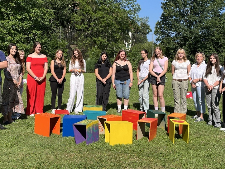 Unsere Schüler*innen bei der kreativen Gestaltung ihrer Spindorganizer im Schulgarten bei prächtigem Wetter
