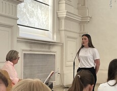 Beim Schlussgottesdienst singt eine Schülerin und wird von ihrer Lehrerin am Klavier begleitet