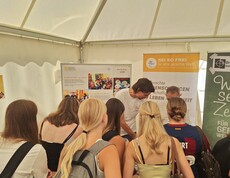 Schüler*innen informieren sich am FairStyria-Tag