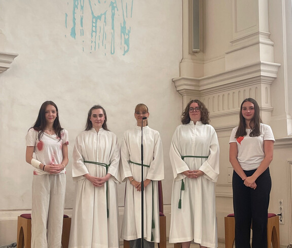 Unsere Schüler*innen gestalteten den Schlussgottesdienst. Hier sieht man sie als Gruppe.