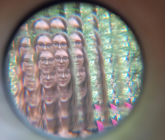 Blick durch ein Prisma auf eine*e Schüler*in