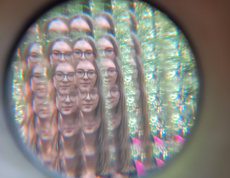 Blick durch ein Prisma auf eine*e Schüler*in